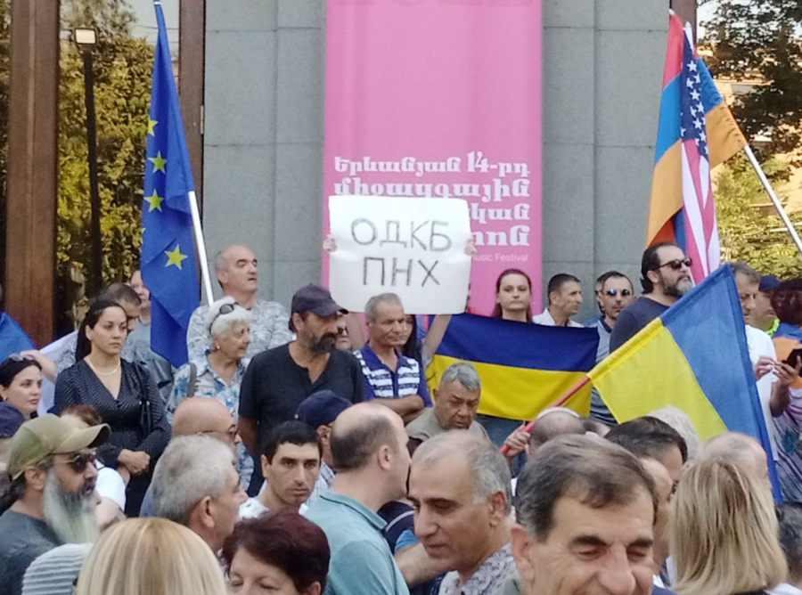 Армения вышла из. Ереван ОДКБ митинг. Митинги за мир. Митинги в Армении. Митинги во Франции.