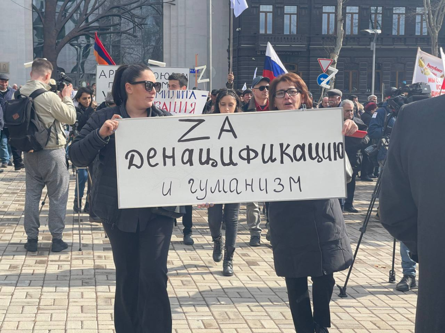 Поддержал армян. Митинг в Ереване в поддержку России. Митинги в Армении. Митинг в Армении в поддержку России. Пророссийский митинг в Ереване.